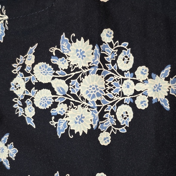 Loft- Floral Patterned Black Women's Shorts. Size 4 - Picture 2 of 5